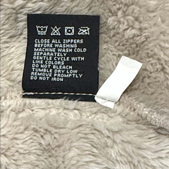 β’ New New Balance Women's Quilted Fuzzy like a Teddy Bear Jacket - Picture 10 of 15